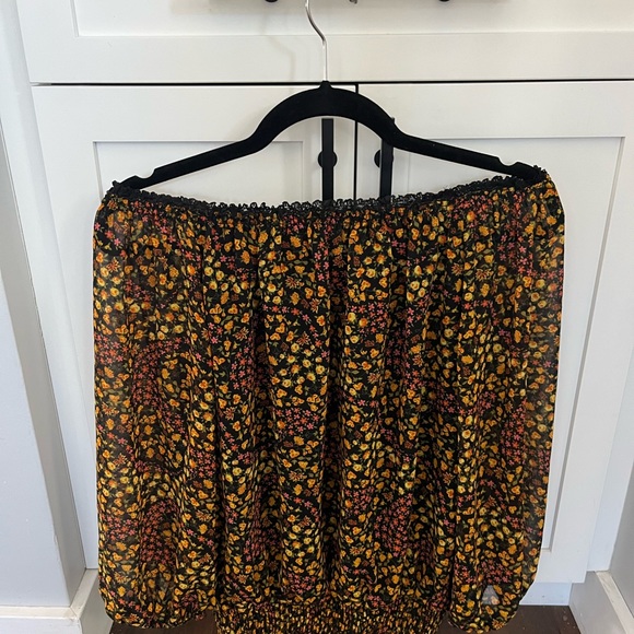 Beautiful floral off the shoulder top - Picture 3 of 5